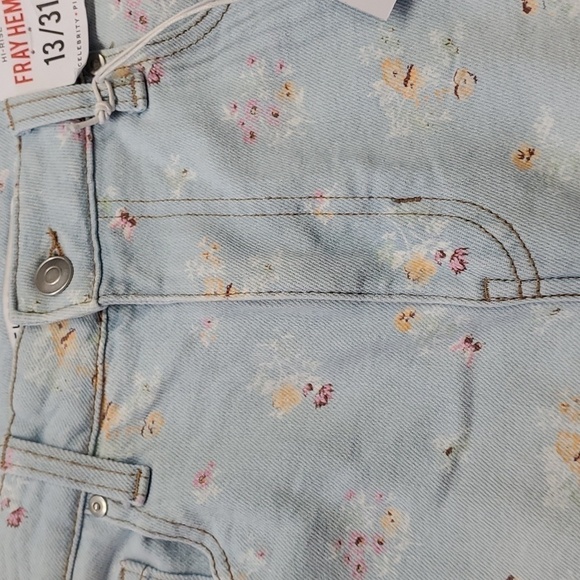 CELEBRITY PINK. HI-RISE SHORTS, FRAY HEM 13/31 NWT light blue with floral design - Picture 2 of 12
